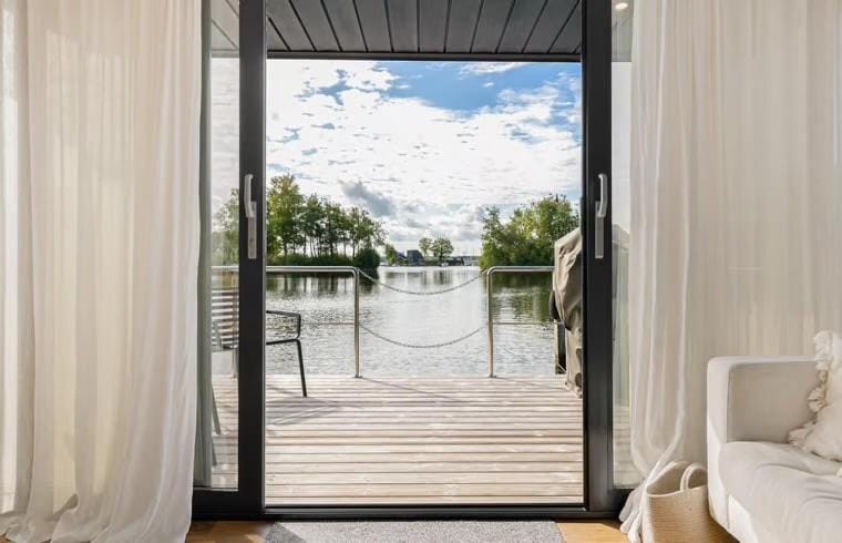 View (from property/room), Balcony/Terrace, Lake view