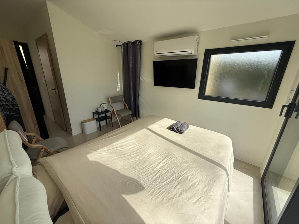Bed, TV and multimedia, Photo of the whole room, Bedroom, air conditioner