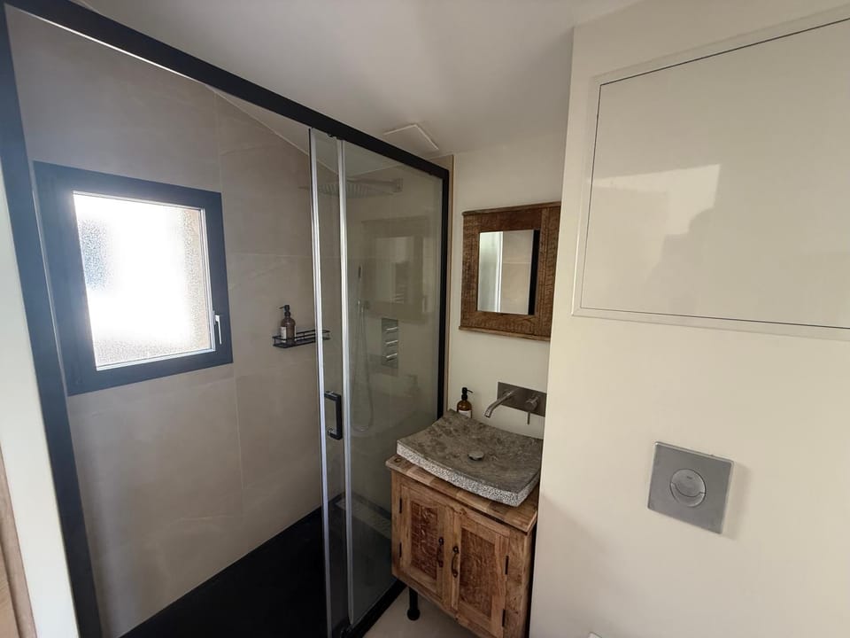 Shower, Toilet, Bathroom, towels