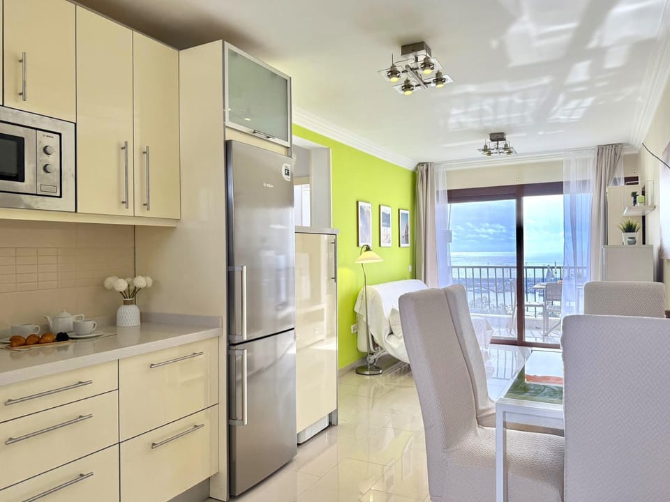 Kitchen or kitchenette, Dining area, oven