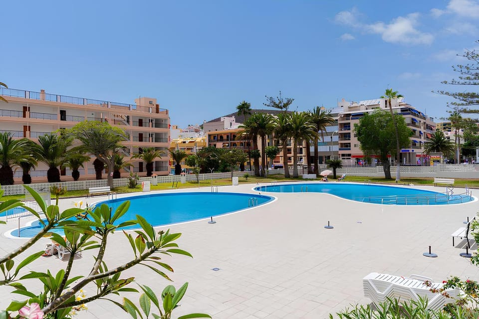 Day, Swimming pool, Location