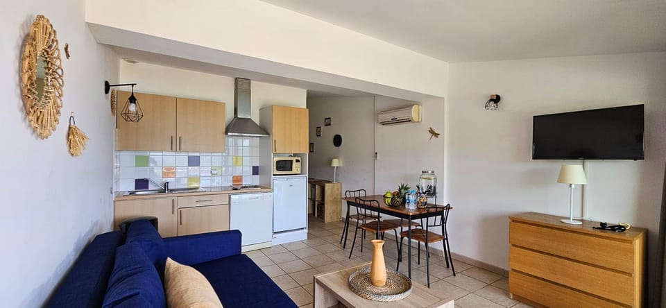 Kitchen or kitchenette, Living room