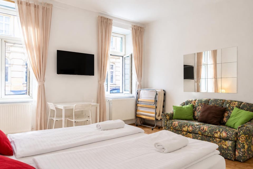 Bed, TV and multimedia, Seating area, Bedroom