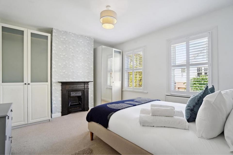 Relaxing Central Windsor Getaway for Families - By Tempstay House in Windsor