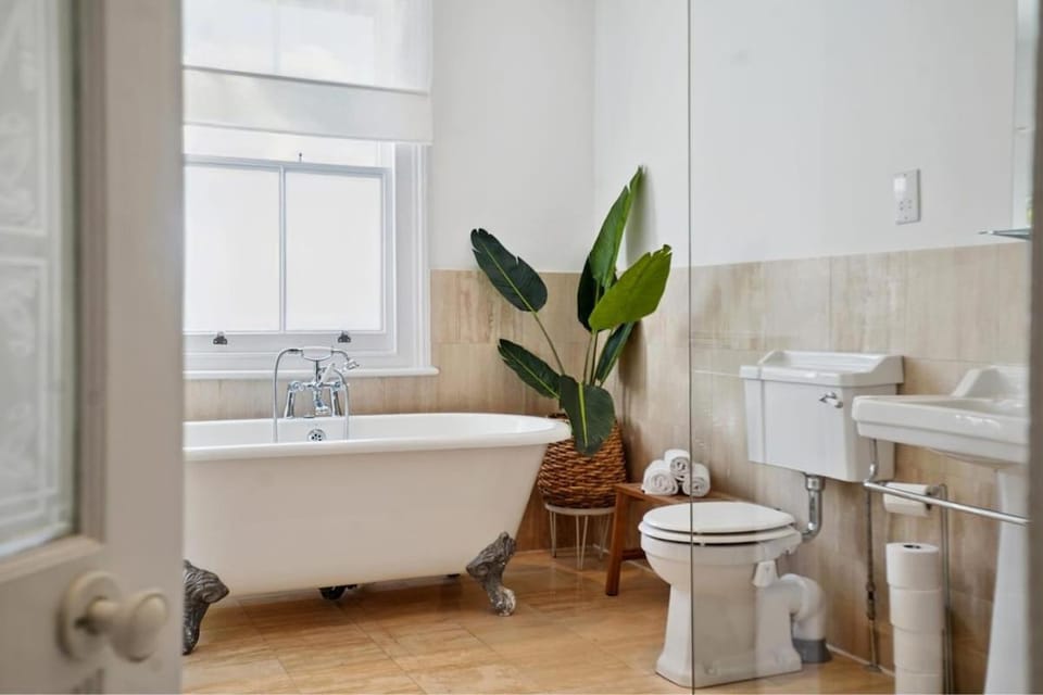 Relaxing Central Windsor Getaway for Families - By Tempstay House in Windsor
