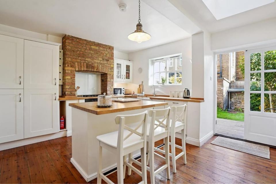 Relaxing Central Windsor Getaway for Families - By Tempstay House in Windsor