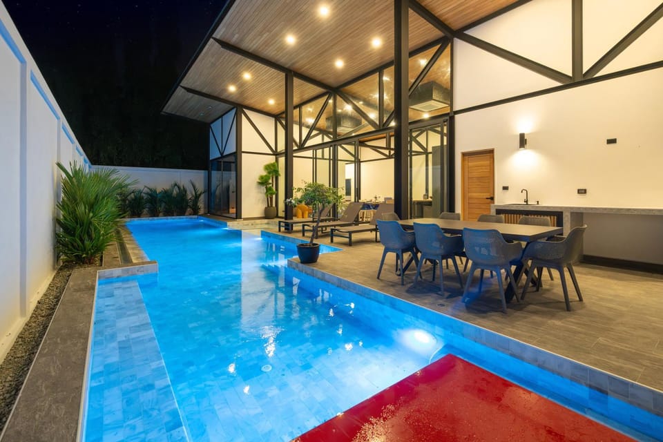 Patio, Swimming pool, sunbed