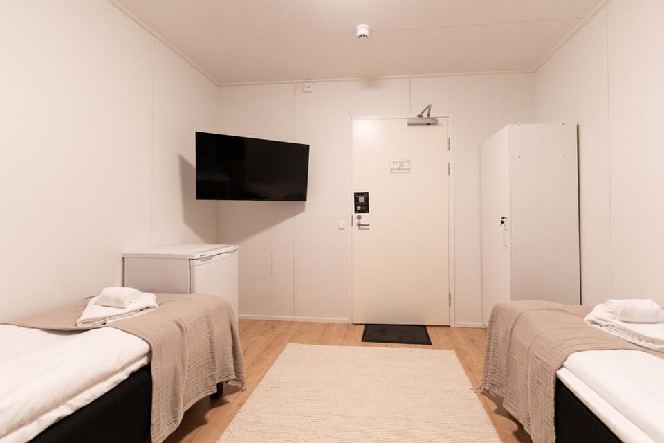 Bed, TV and multimedia, wardrobe