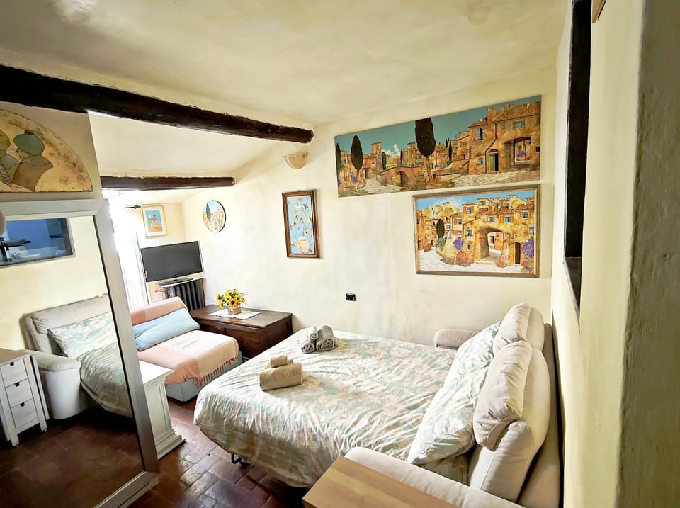 Bed, TV and multimedia, Living room, Photo of the whole room
