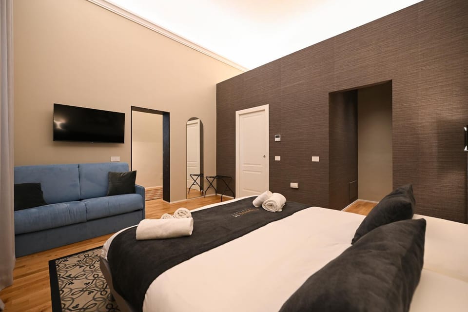 Bed, TV and multimedia, Photo of the whole room, Bedroom