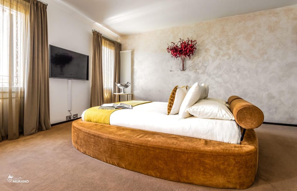 Bed, TV and multimedia, Bedroom