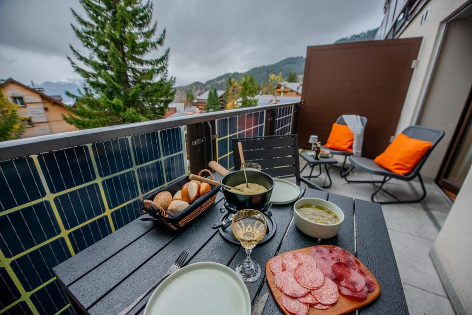 Patio, Day, Natural landscape, BBQ facilities, View (from property/room), Balcony/Terrace, Balcony/Terrace, Food and drinks, Dining area, Food, Mountain view, Dinner