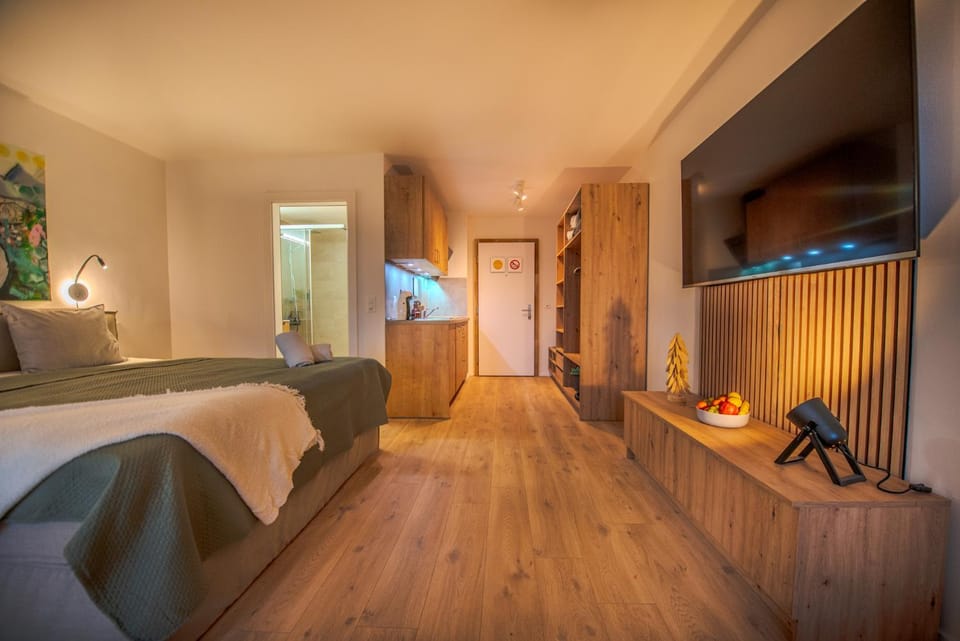 Bed, TV and multimedia, Photo of the whole room, Bedroom