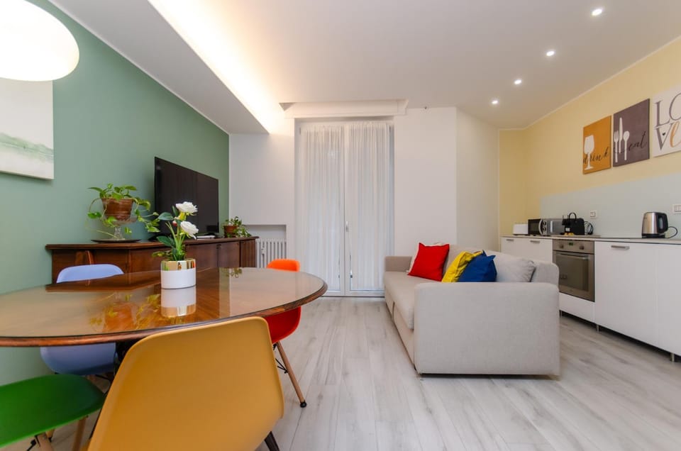 TV and multimedia, Coffee/tea facilities, Kitchen or kitchenette, Living room, Seating area, Dining area