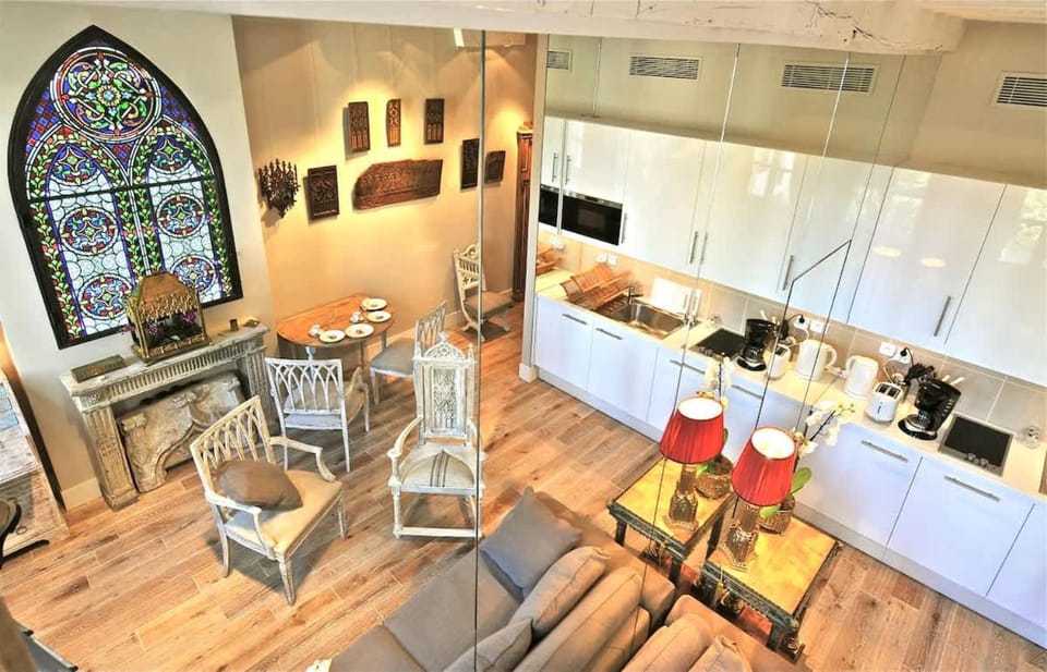 Kitchen or kitchenette, Living room, Seating area, Dining area