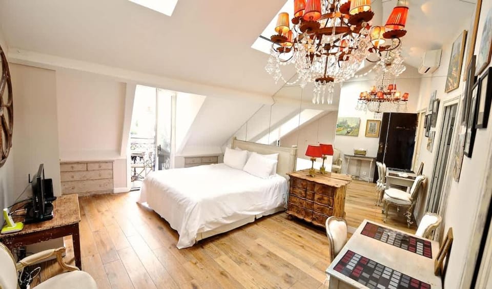 Bed, TV and multimedia, Living room, Photo of the whole room, Seating area, Bedroom