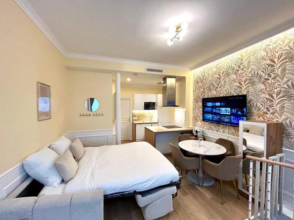 Bed, TV and multimedia, Kitchen or kitchenette, Living room, Seating area, Dining area