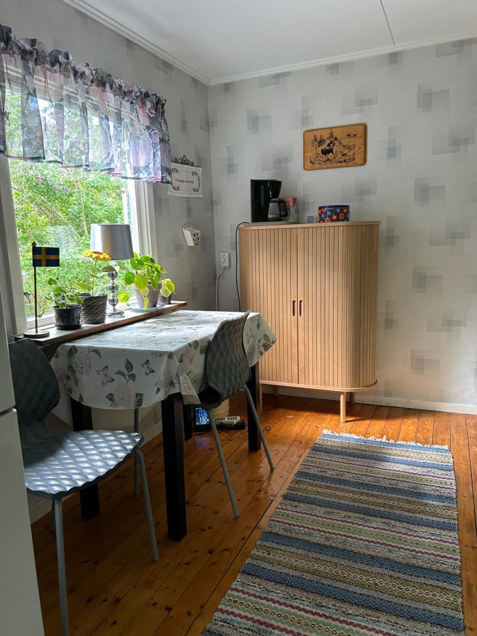 Kitchen or kitchenette, Seating area, Dining area