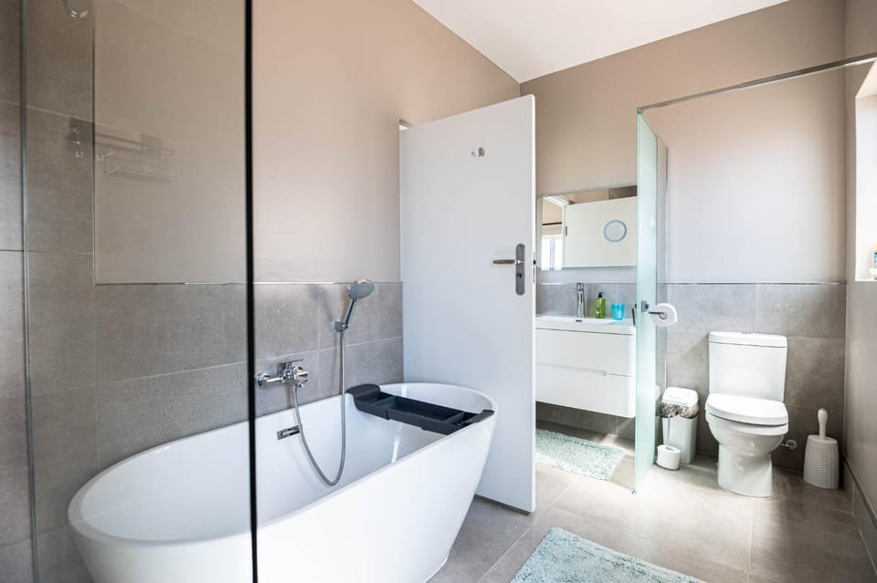 Shower, Toilet, Bathroom, Bath, towels