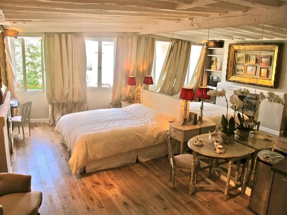Bed, Living room, Photo of the whole room, Seating area, Dining area, Bedroom