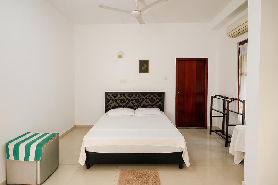Bed, Photo of the whole room, Bedroom, air conditioner
