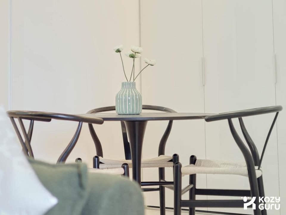 KozyGuru | Box Hill | Chic & Close to It All Apartment in Melbourne