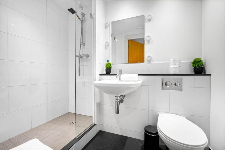 Shower, Toilet, Bathroom, towels