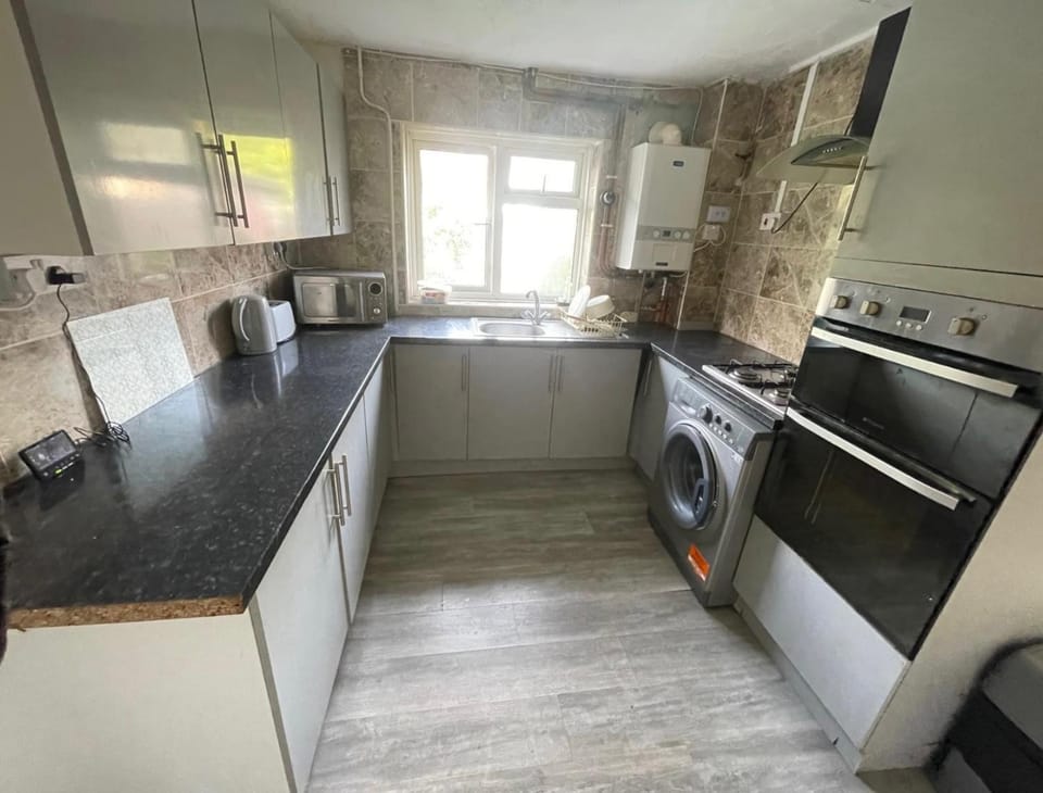 Spacious Double Room By Town Centre Bed and Breakfast in Stevenage