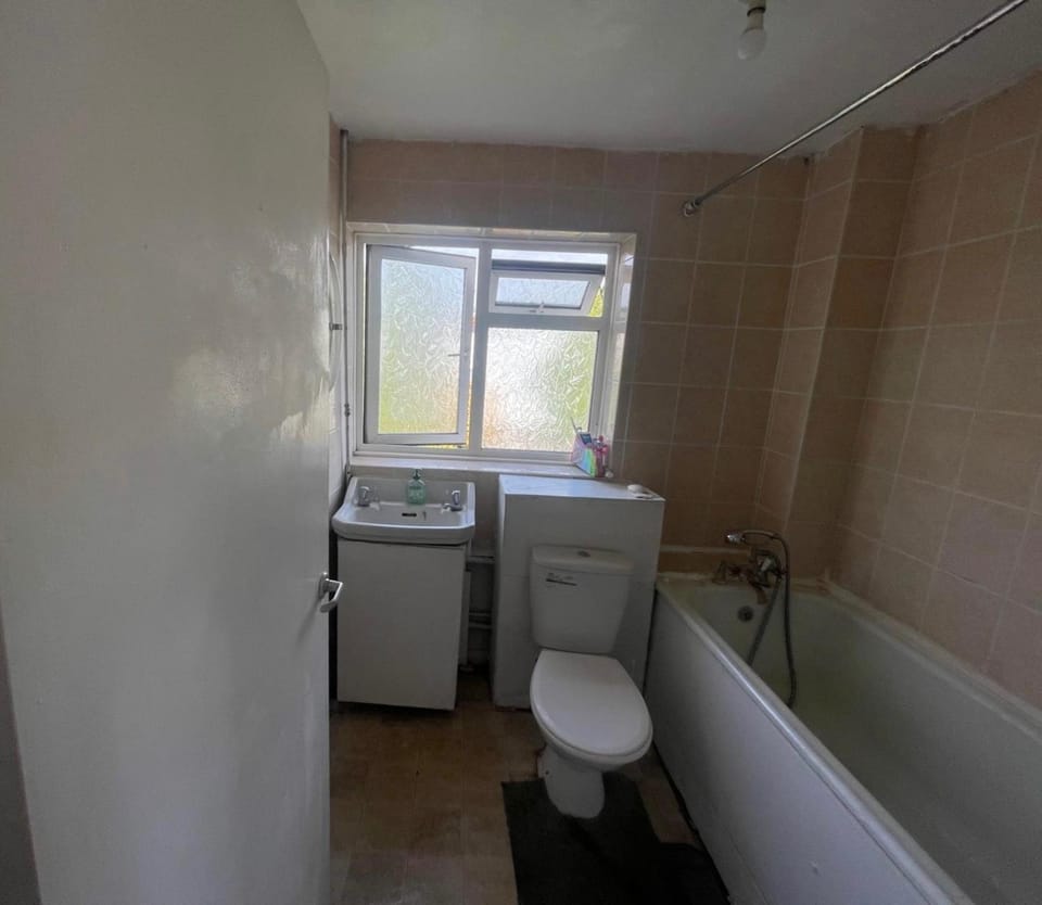 Spacious Double Room By Town Centre Bed and Breakfast in Stevenage