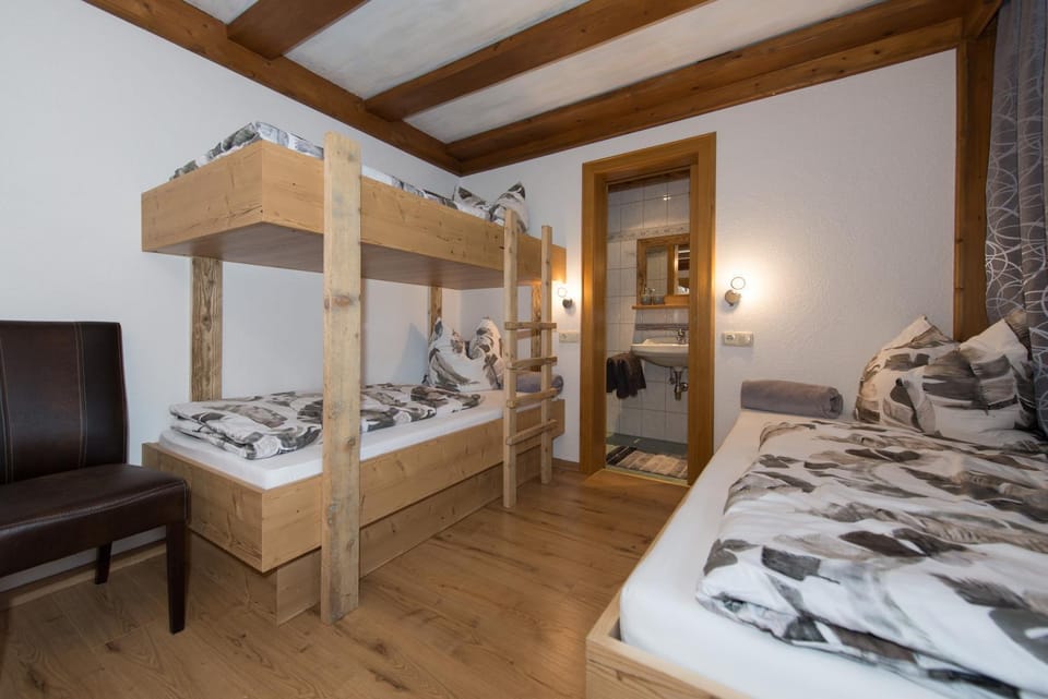 Bed, Photo of the whole room, bunk bed