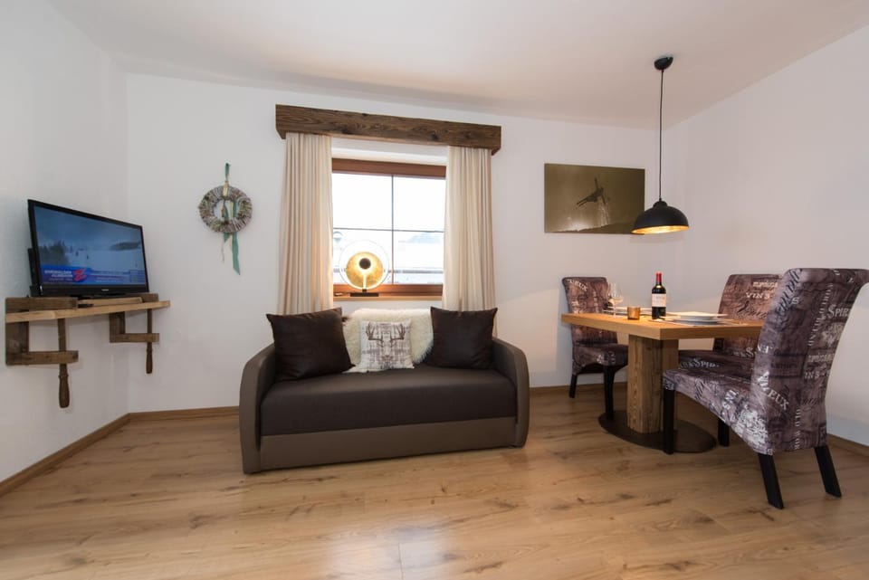 TV and multimedia, Living room, Dining area