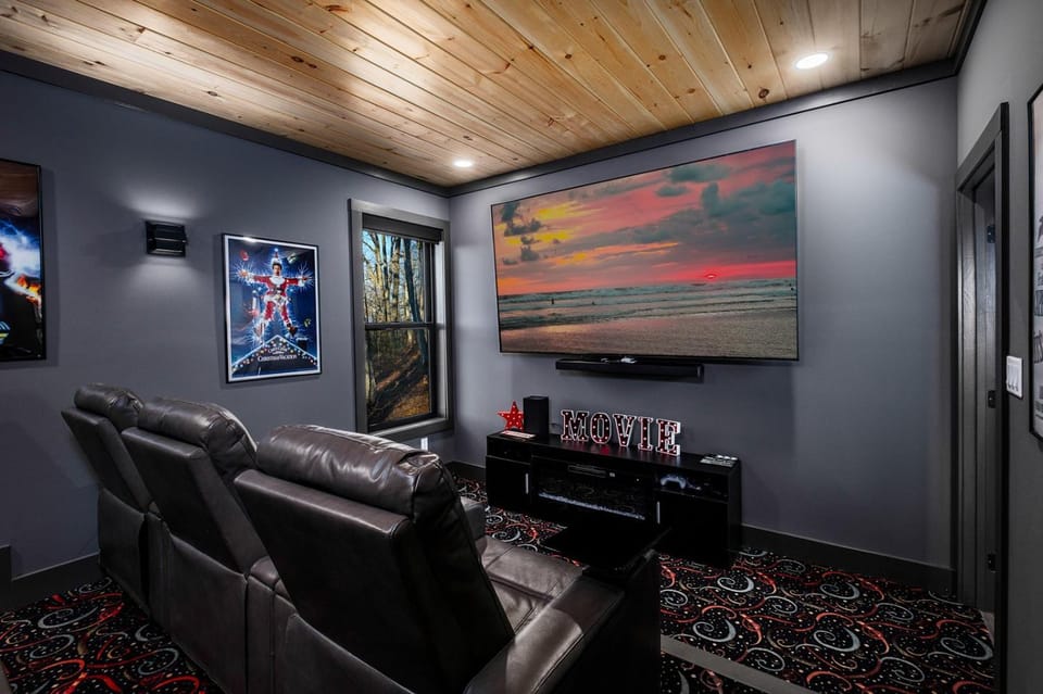 Beartopia - Private Indoor Pool, Mountain Views, Game Room + Luxury Accommodations House in Sevier County