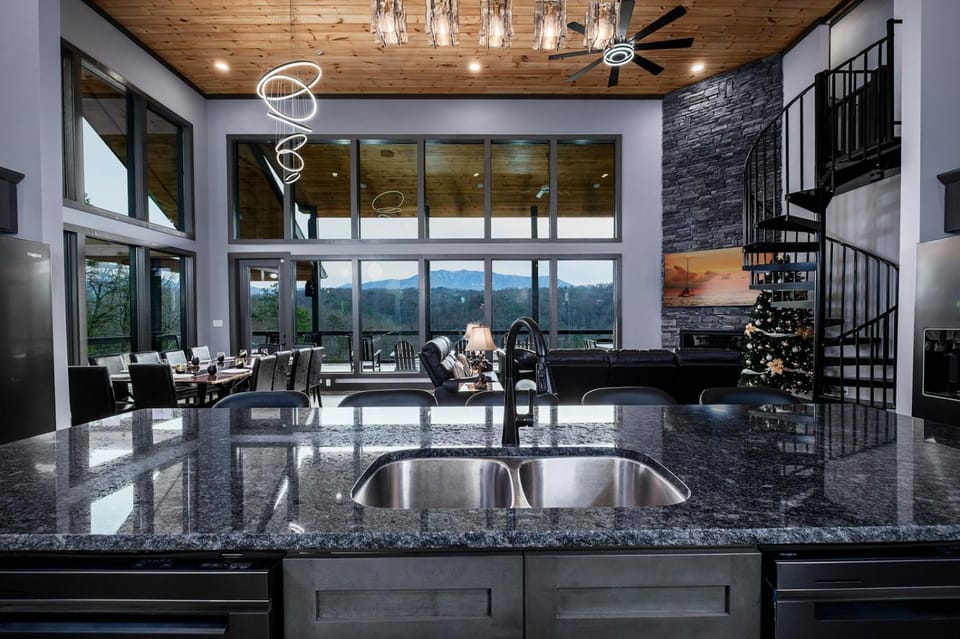 Beartopia - Private Indoor Pool, Mountain Views, Game Room + Luxury Accommodations House in Sevier County