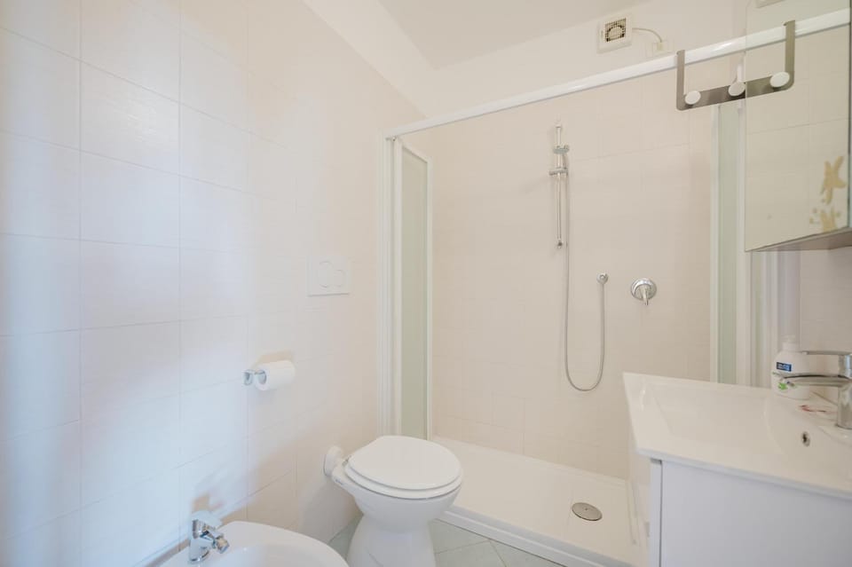 Shower, Toilet, Bathroom, bidet, towels