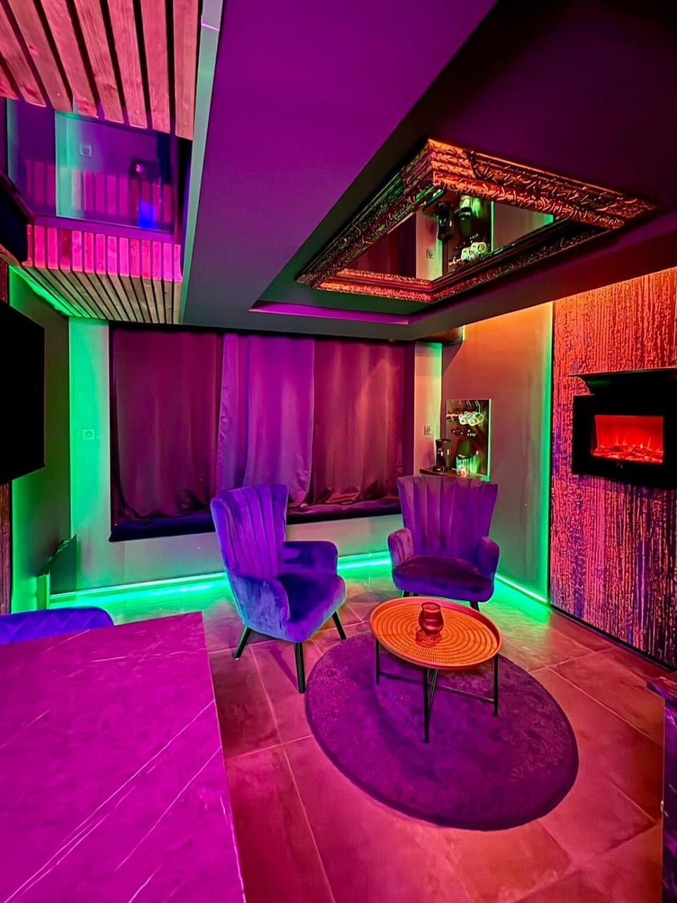 Communal lounge/ TV room, Living room, Seating area, Evening entertainment