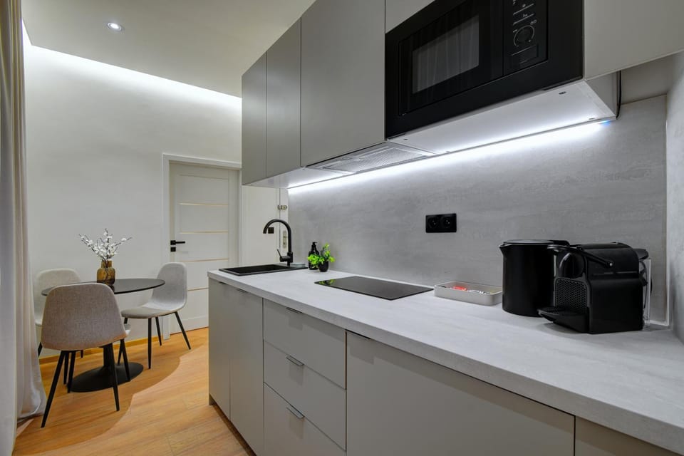 Coffee/tea facilities, Kitchen or kitchenette, Dining area, stove, toaster