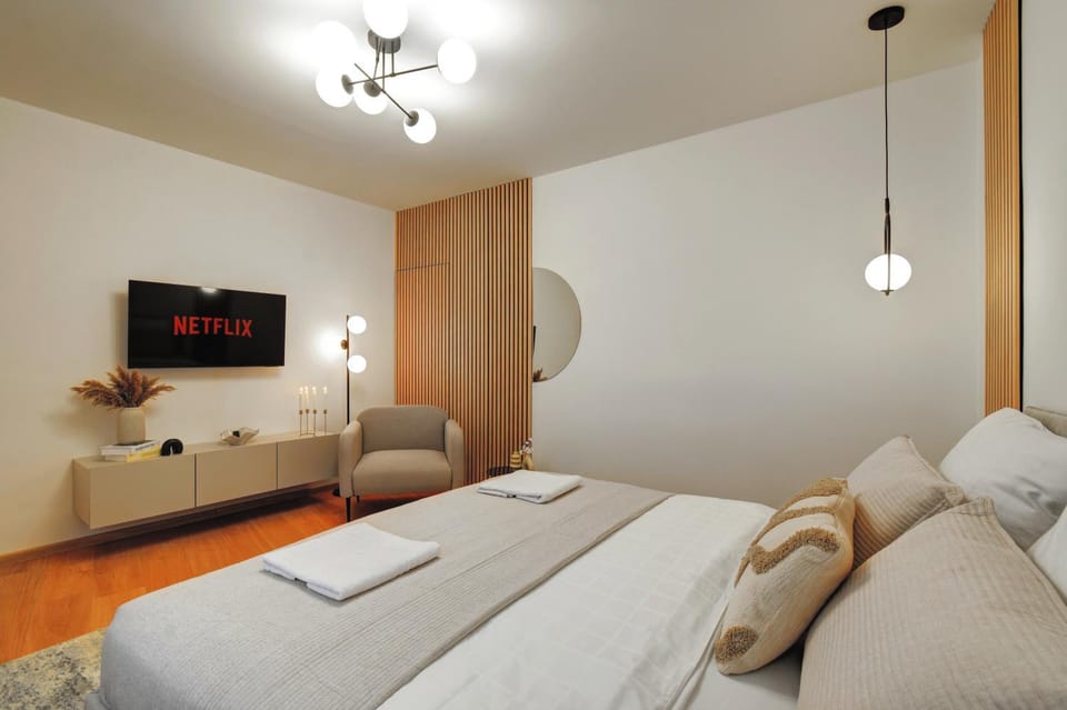 Bed, TV and multimedia, Bedroom