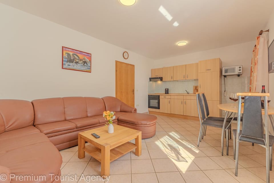 Kitchen or kitchenette, Seating area, Dining area, oven, stove