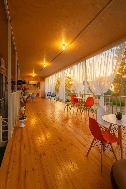 Seating area, Dining area