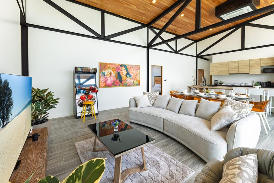 TV and multimedia, Kitchen or kitchenette, Living room, Seating area, Dining area