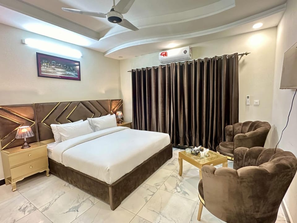 Bed, TV and multimedia, Living room, Photo of the whole room, Seating area, Bedroom, air conditioner