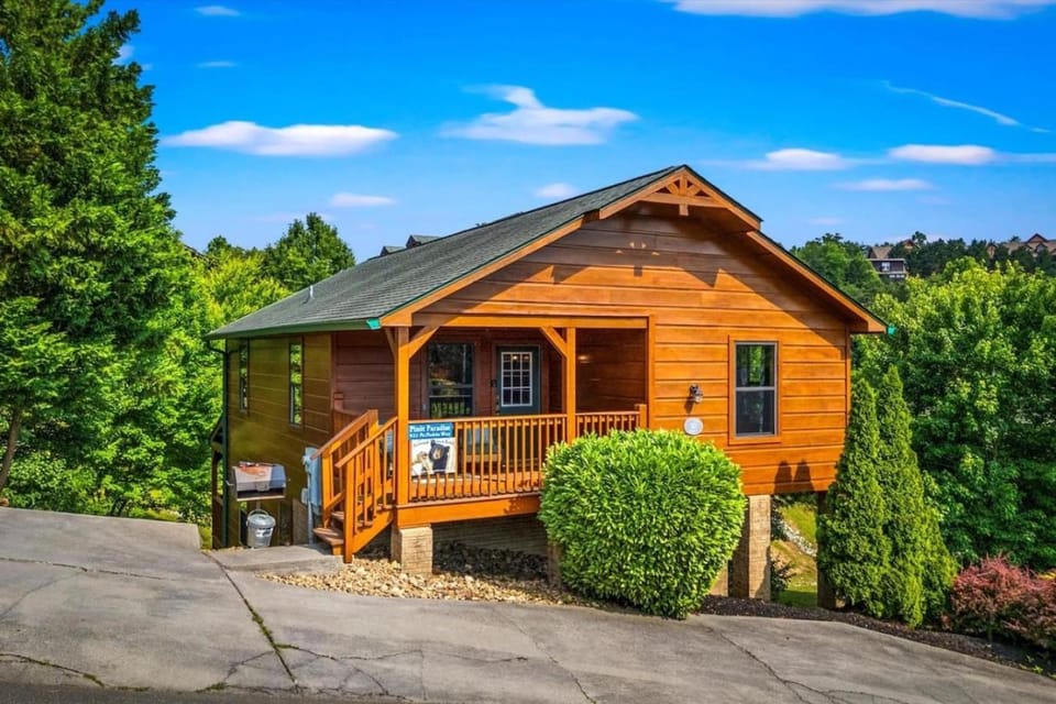 Game Room~ HotTub~ Dollywood 3 Miles~Outdoor Pool House in Pigeon Forge