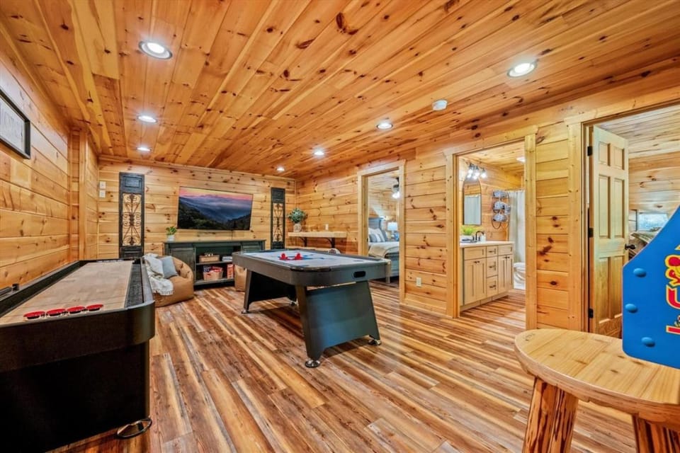 Game Room~ HotTub~ Dollywood 3 Miles~Outdoor Pool House in Pigeon Forge