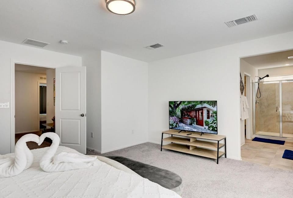 Discounted Monthly Beautiful Villa Near Strip Apartment in Spring Valley