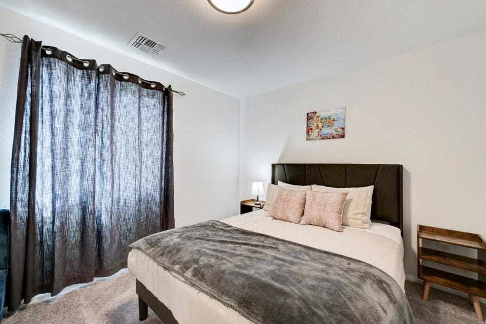 Discounted Monthly Beautiful Villa Near Strip Apartment in Spring Valley