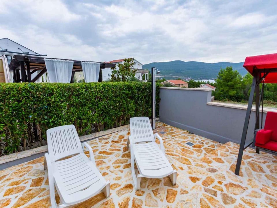 Property building, Summer, Balcony/Terrace