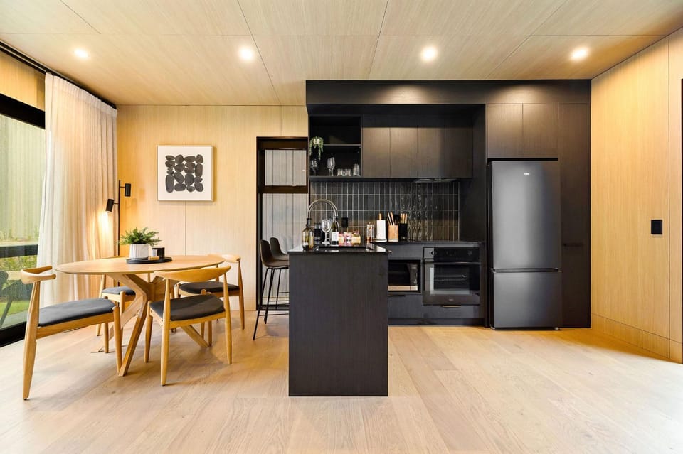 Kitchen or kitchenette, Dining area