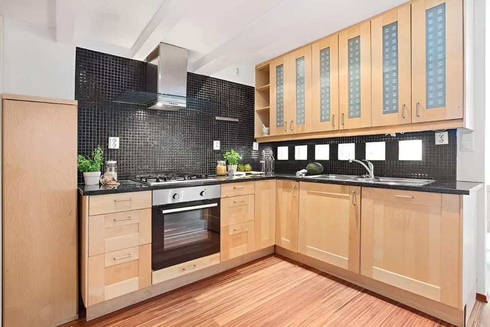 Coffee/tea facilities, Kitchen or kitchenette, dishwasher, oven, stove, toaster