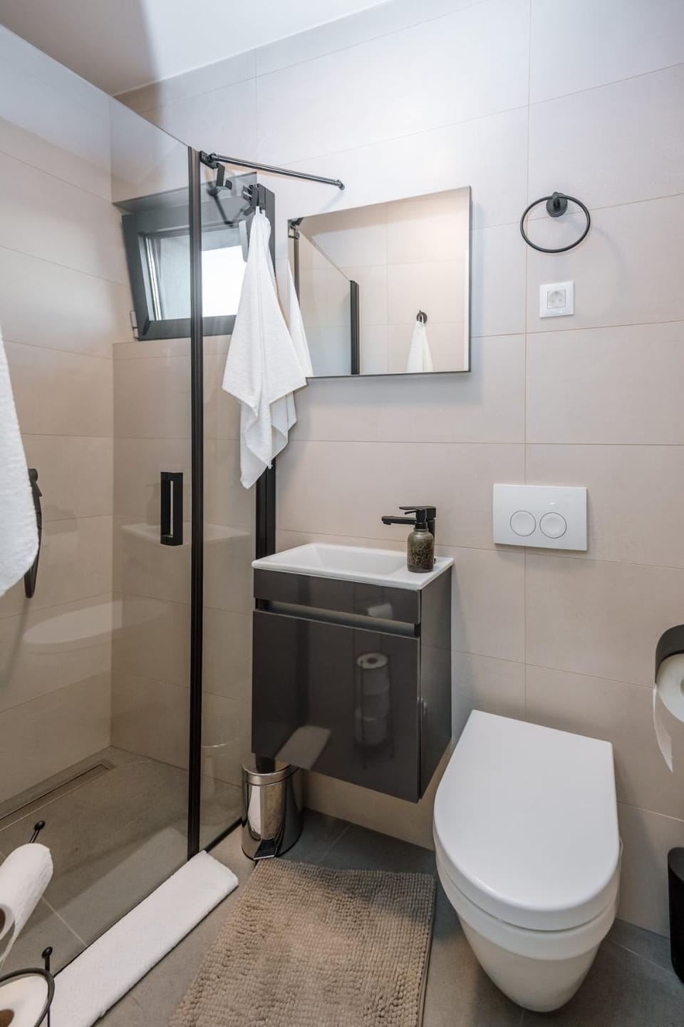 LuxStay Apartments APT4 - Private Parking, Balcony Apartment in City of Zagreb