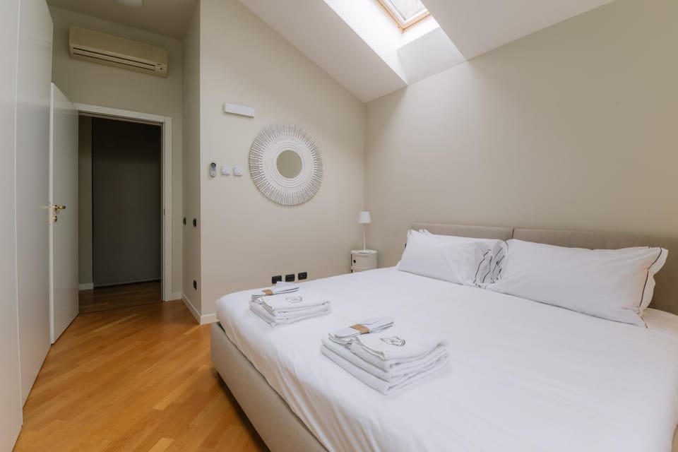Bed, Photo of the whole room, Bedroom, towels